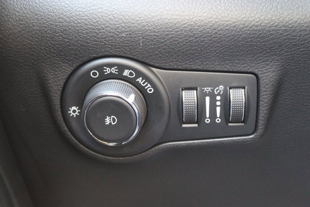 Used 2025 Jeep Compass Trailhawk w/ Trailhawk Elite Group image 18