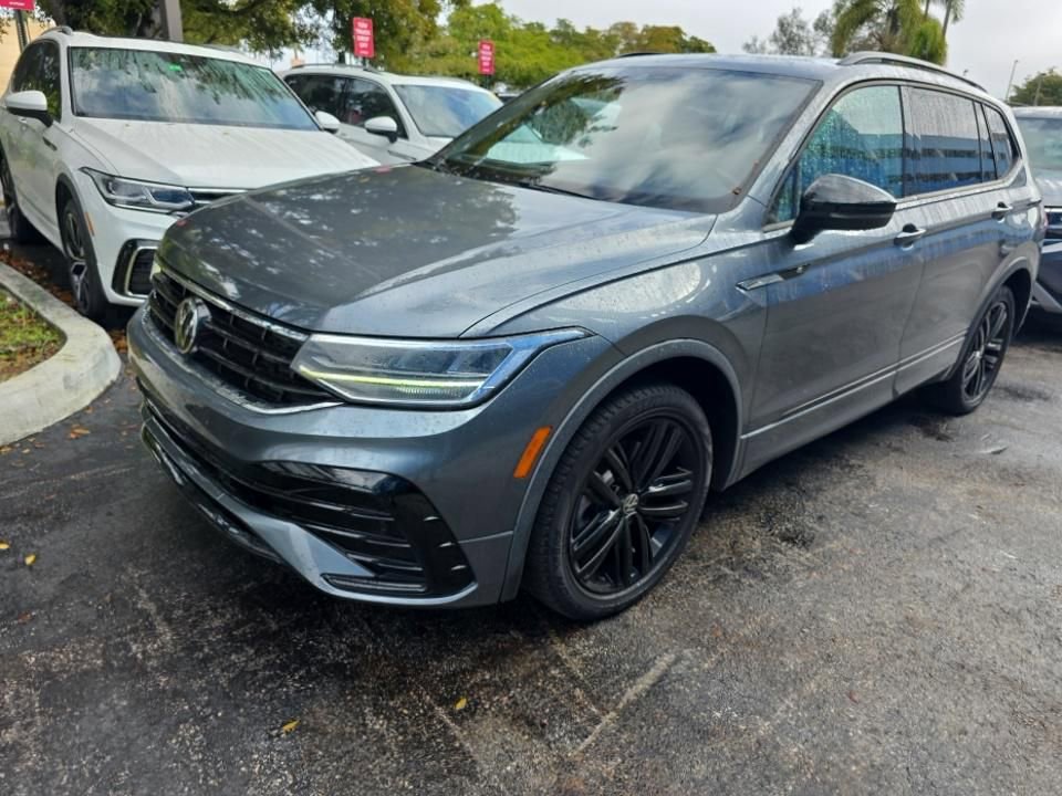 Used 2022 Volkswagen Tiguan SE R-Line image 2