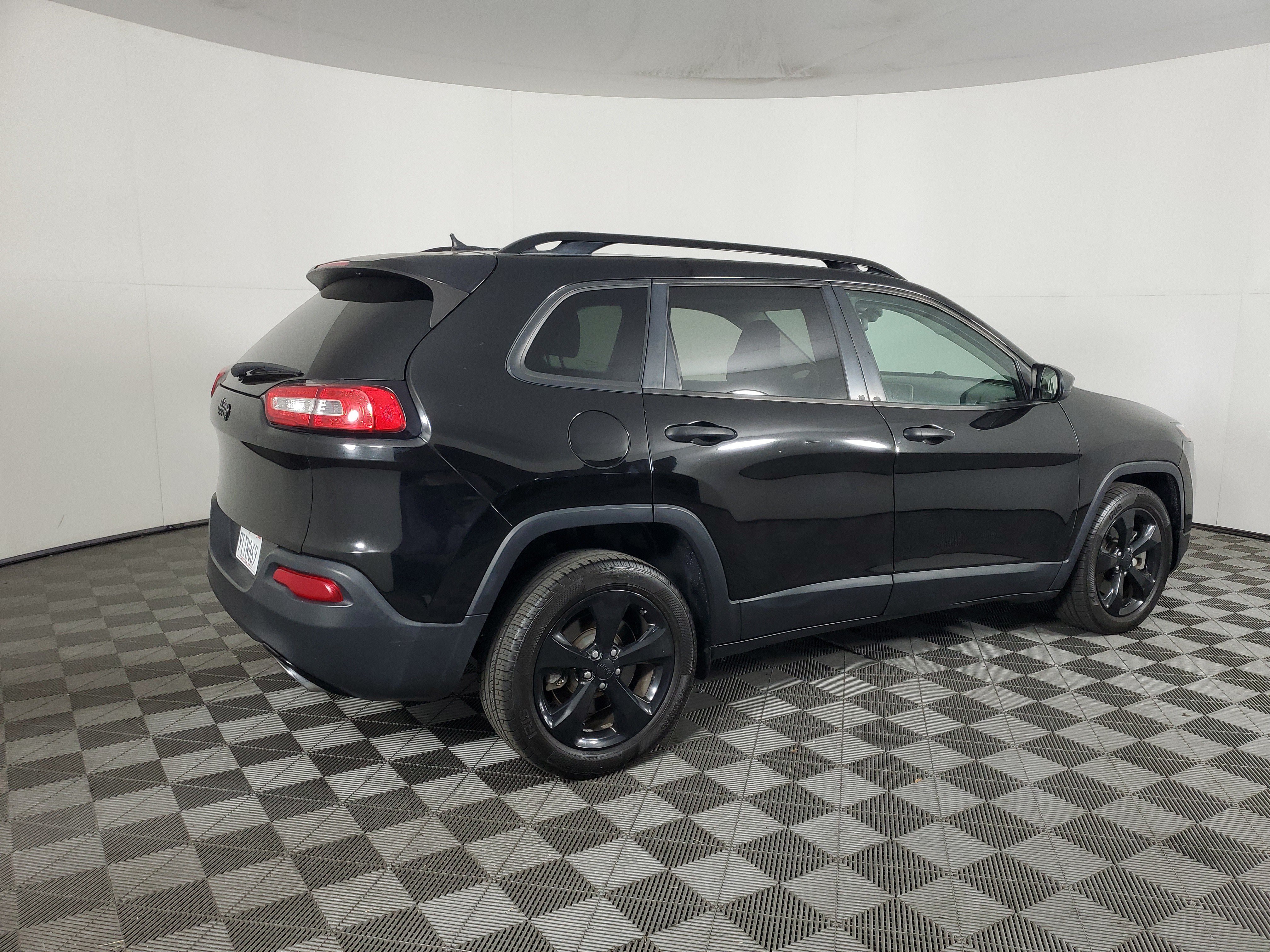 Used 2017 Jeep Cherokee Sport FWD image 4