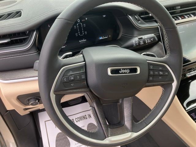 Certified 2023 Jeep Grand Cherokee L Limited w/ Black Appearance Package AWD/4WD image 15