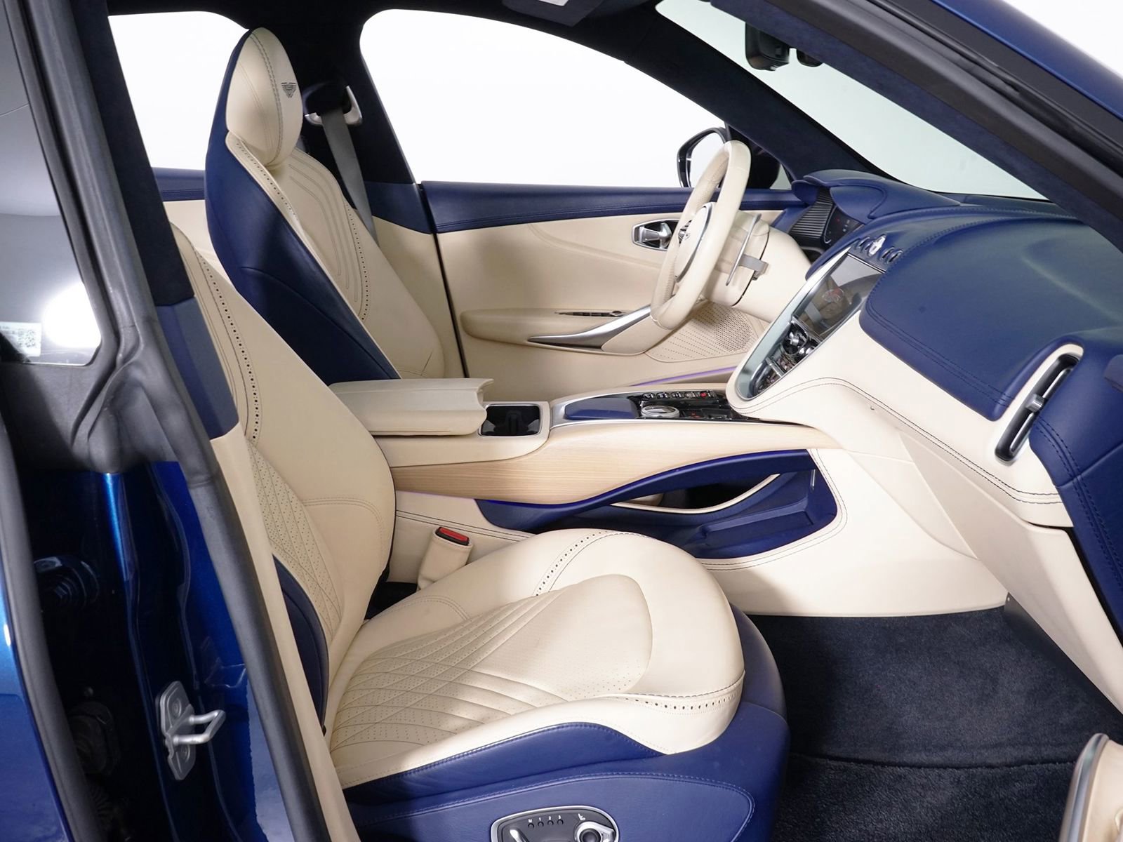 Used 2021 Aston Martin DBX image 32