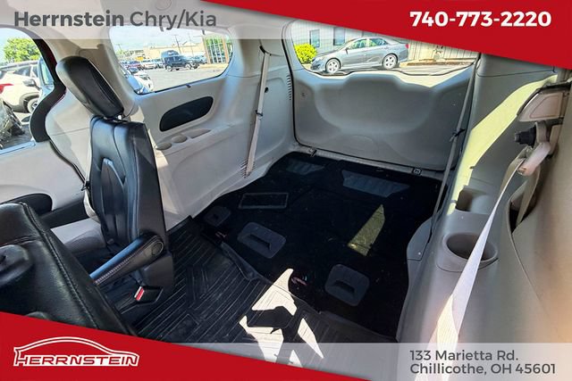 Used 2019 Chrysler Pacifica Touring-L FWD image 18