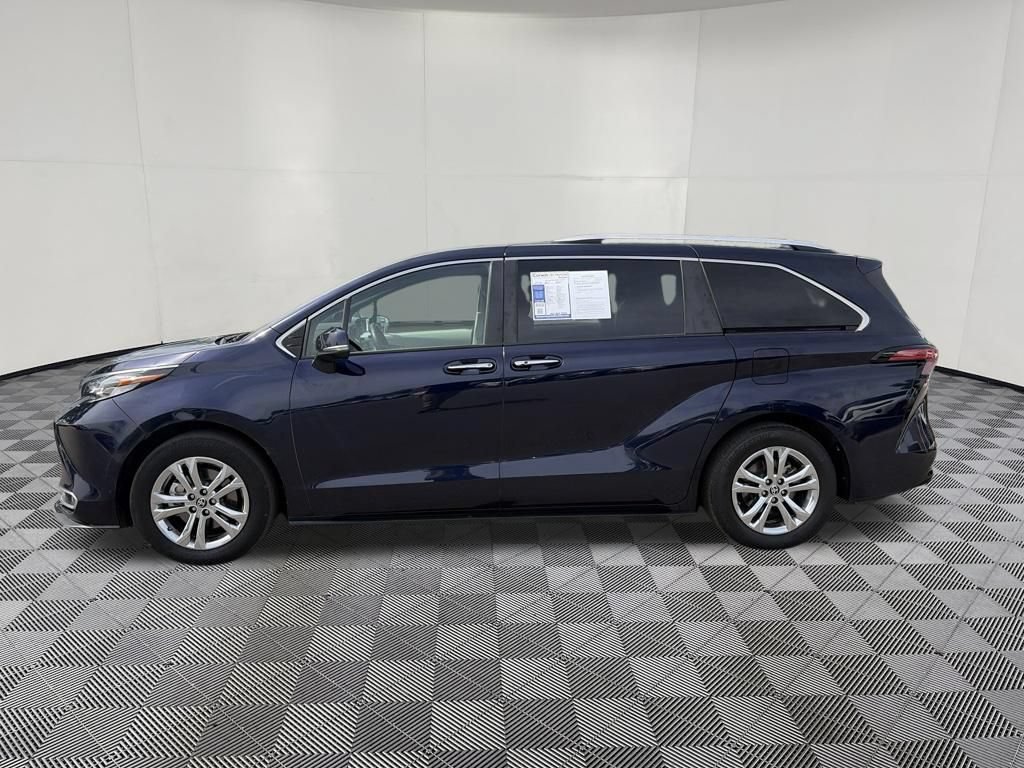 Used 2023 Toyota Sienna Platinum AWD/4WD image 5
