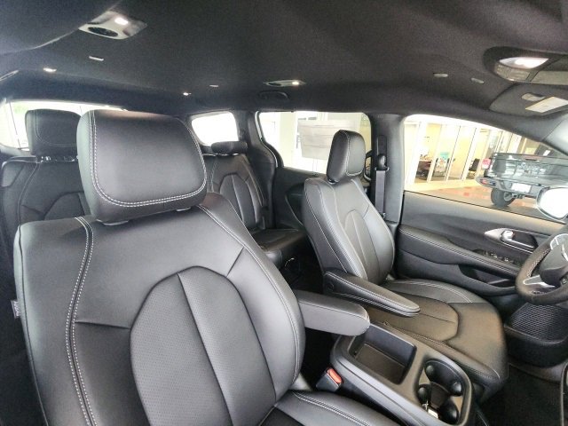 New 2026 Chrysler Pacifica Select image 20