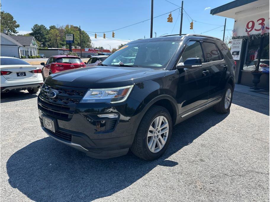 Used 2018 Ford Explorer XLT w/ Equipment Group 202A image 3
