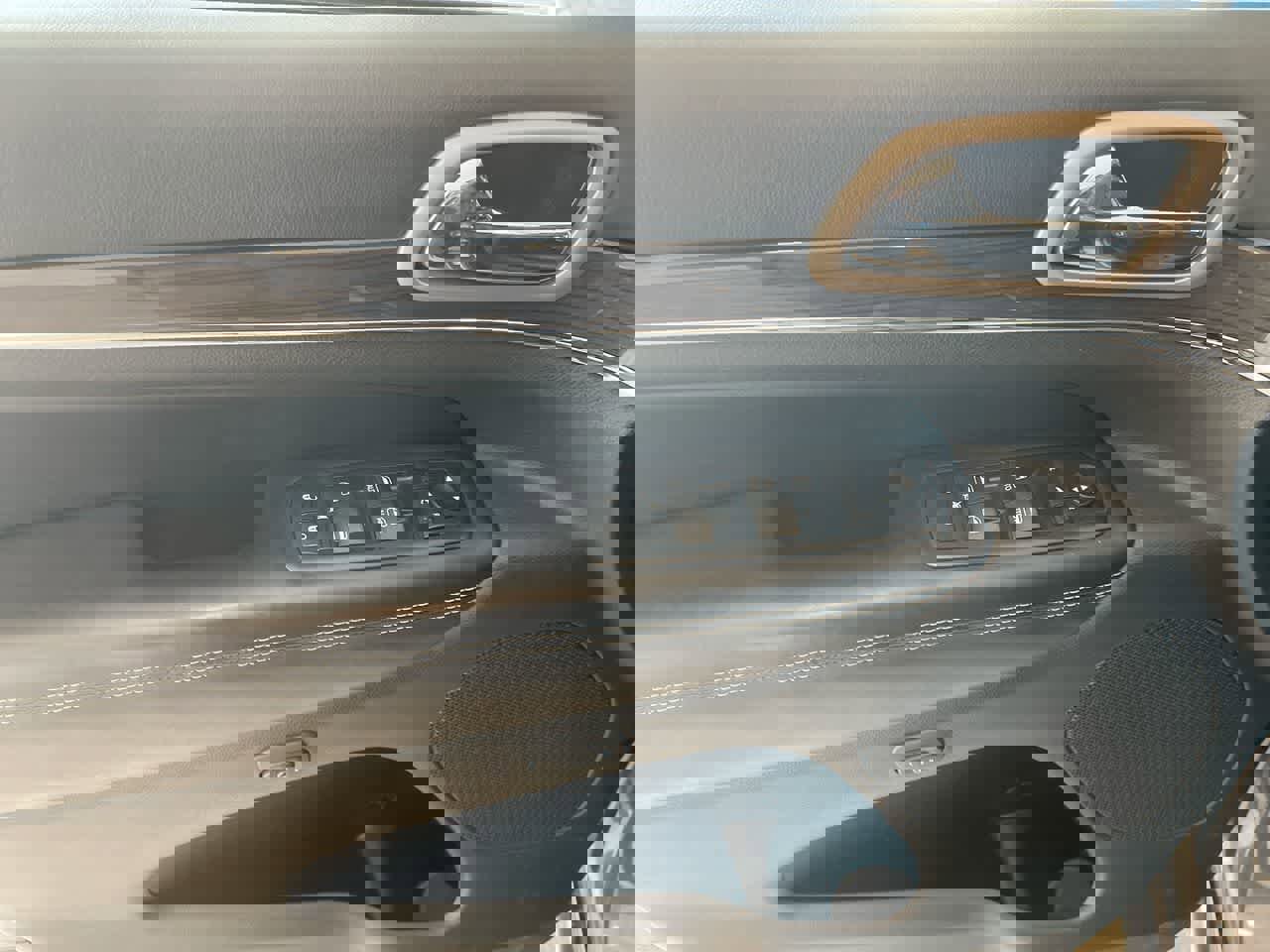 Used 2015 Jeep Grand Cherokee Overland image 13