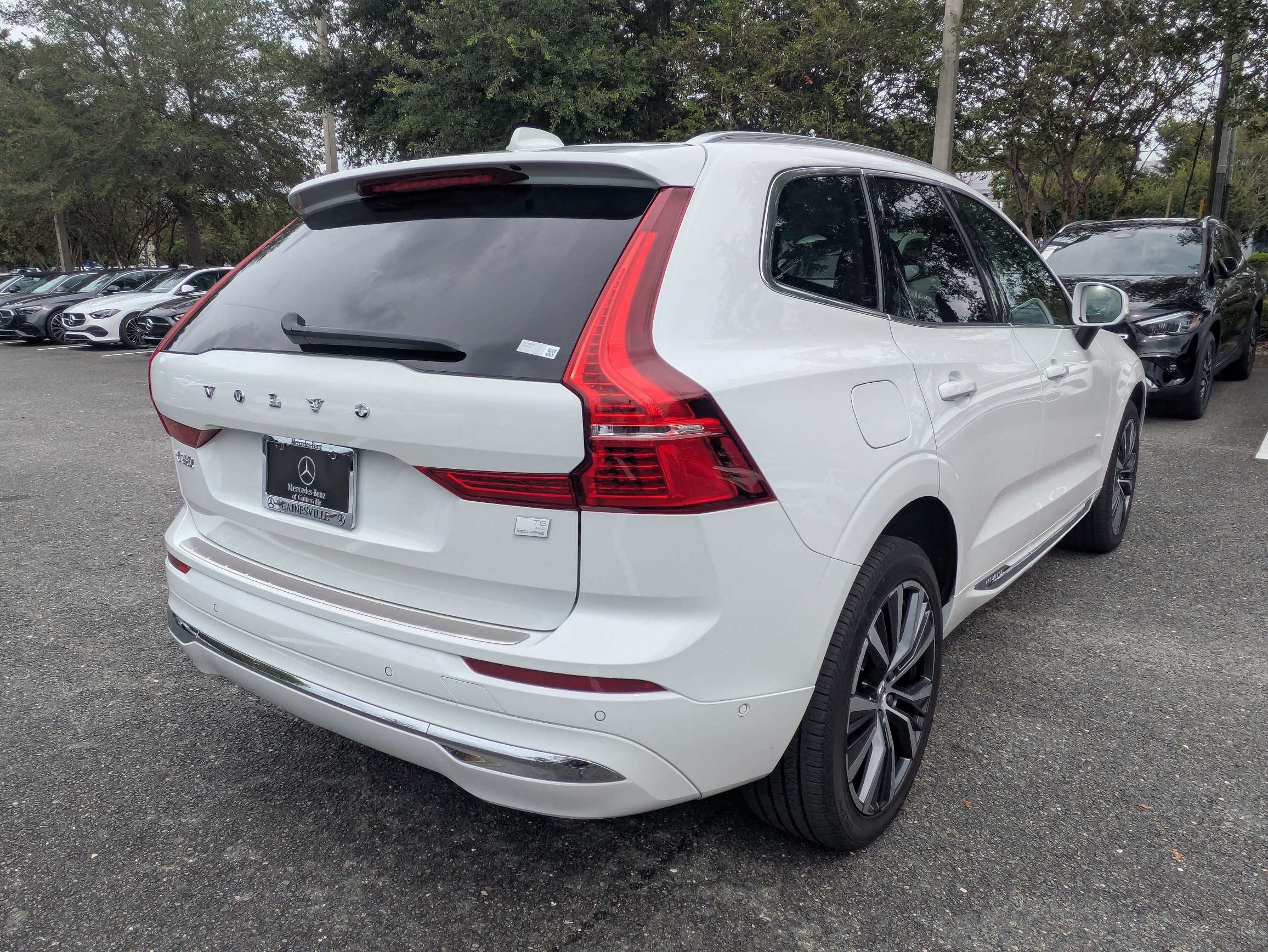 Used 2022 Volvo XC60 T8 Inscription Expression w/ Advanced Package AWD/4WD image 3