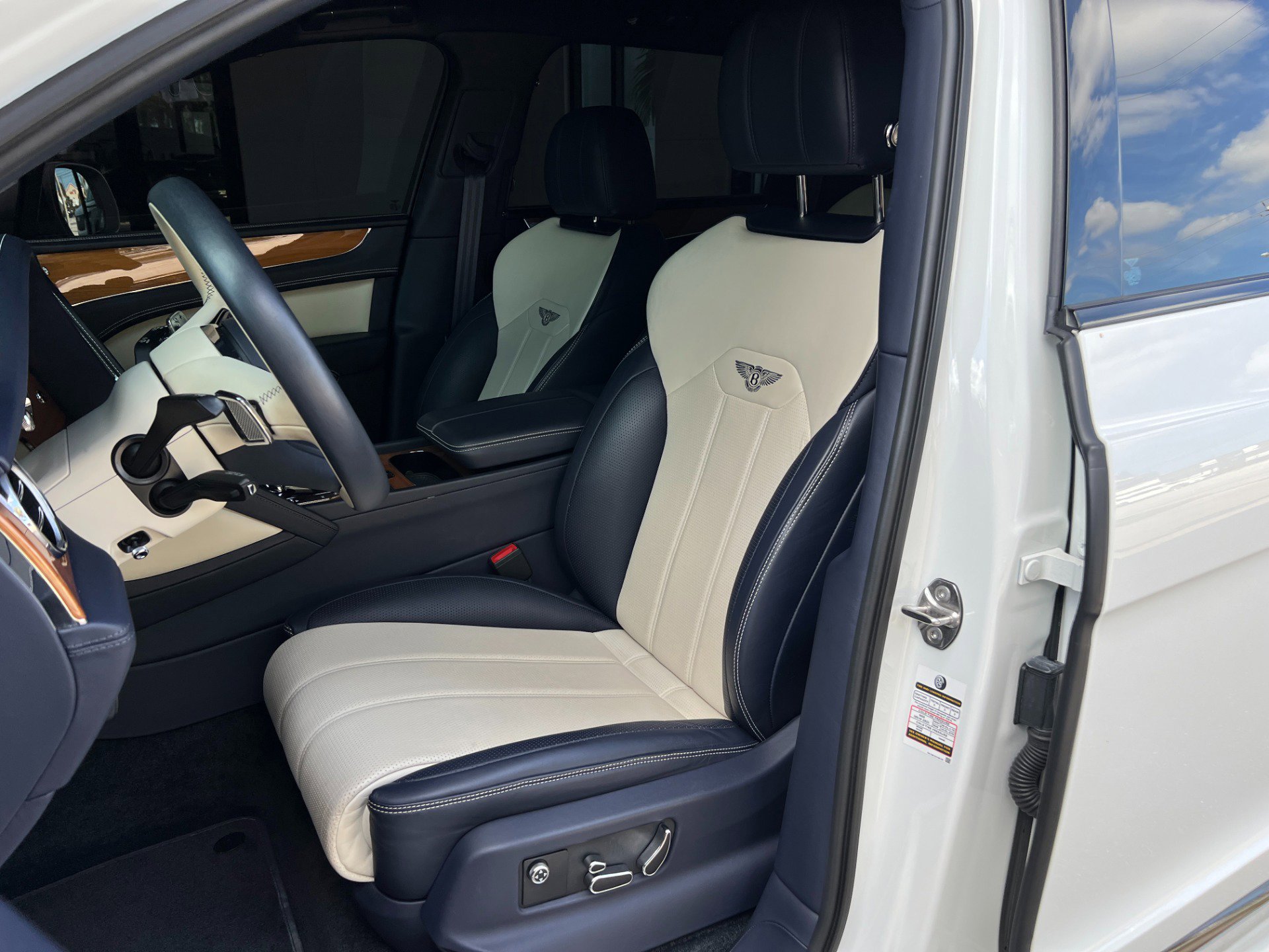 Used 2021 Bentley Bentayga image 22