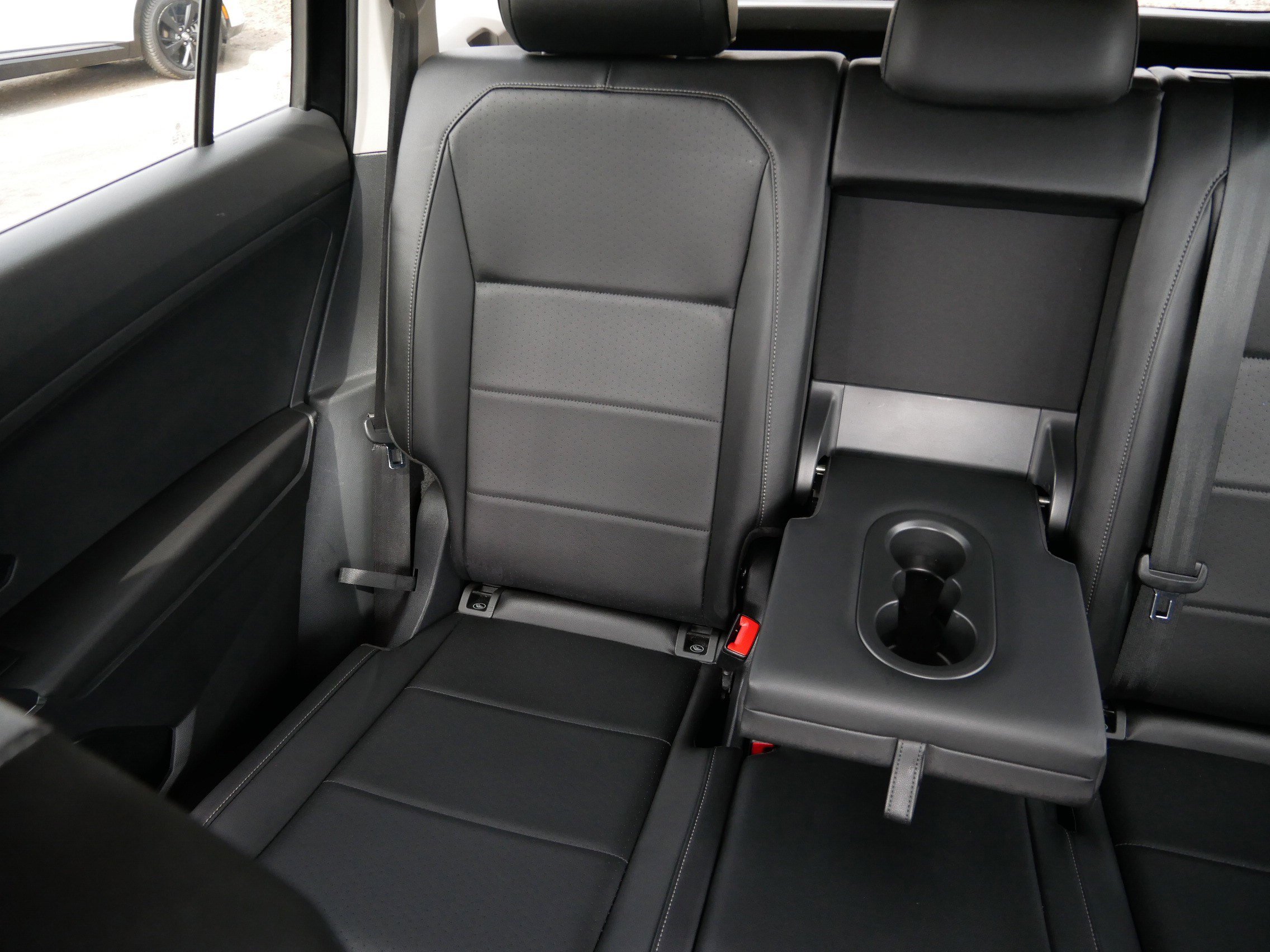 Used 2018 Volkswagen Tiguan SE image 11