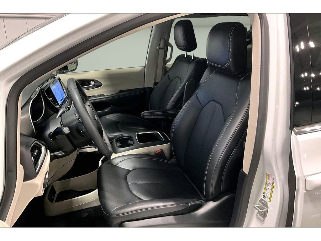 Used 2024 Chrysler Pacifica Touring-L image 25