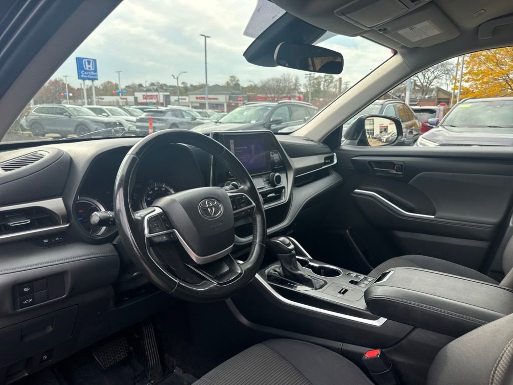 Used 2024 Toyota Highlander LE image 16