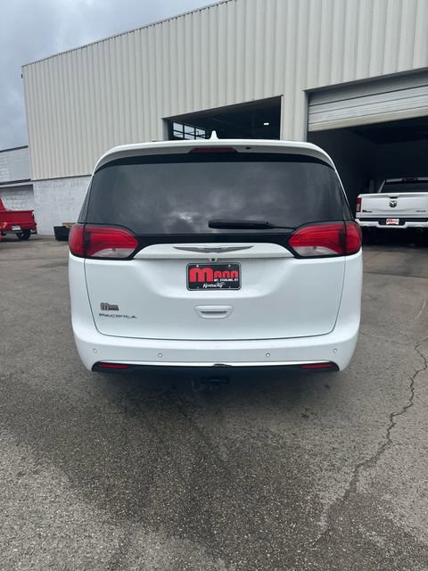 Used 2017 Chrysler Pacifica Touring-L FWD image 32