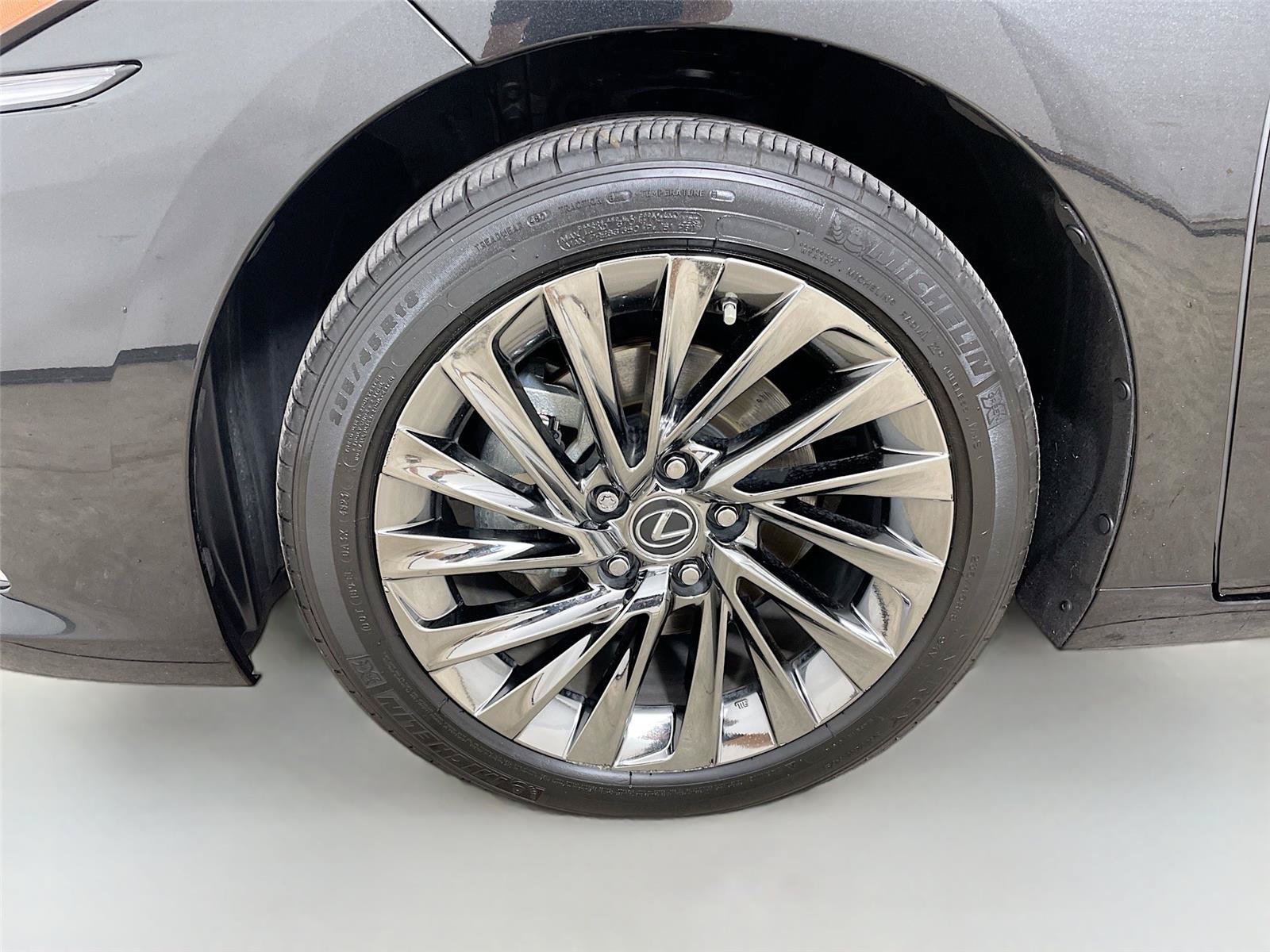 Used 2024 Lexus ES 300h Ultra Luxury w/ Accessory Package (Z1) FWD image 29