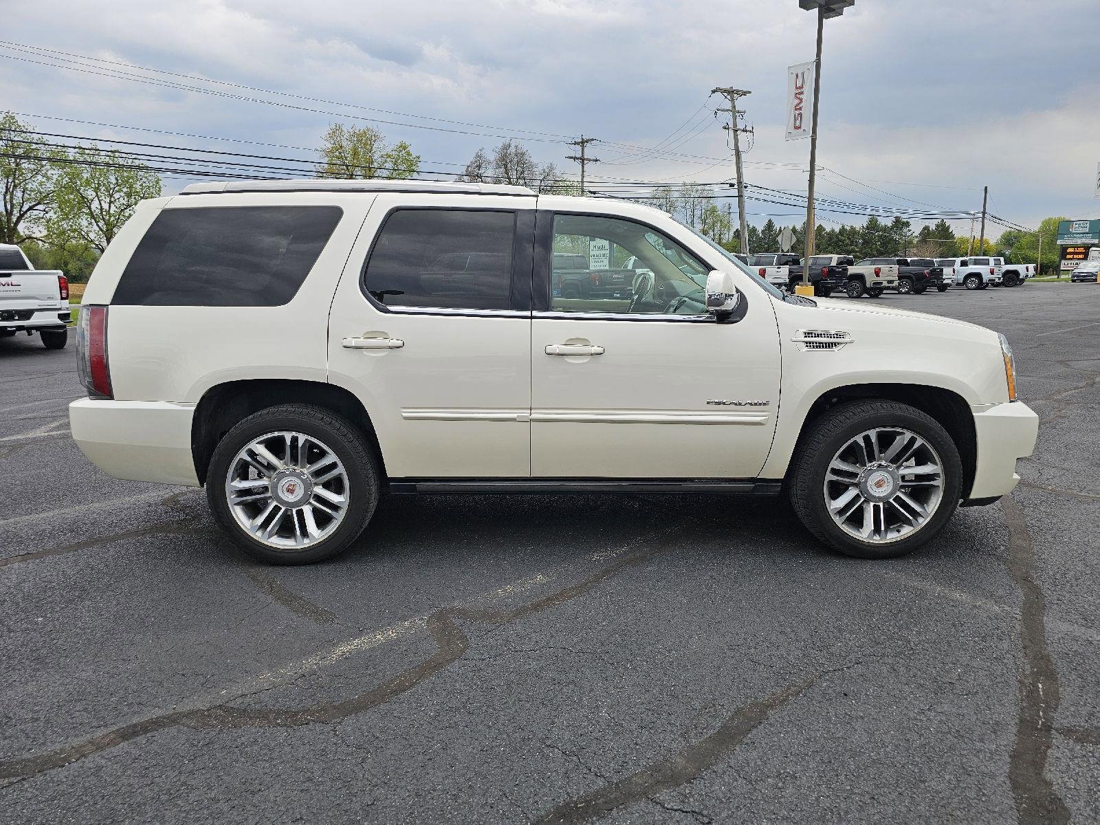 Used 2013 Cadillac Escalade Premium AWD/4WD image 4