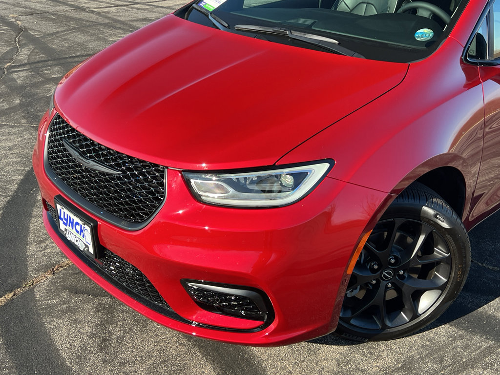 Used 2026 Chrysler Pacifica Limited w/ Uconnect Theater Family Group image 9