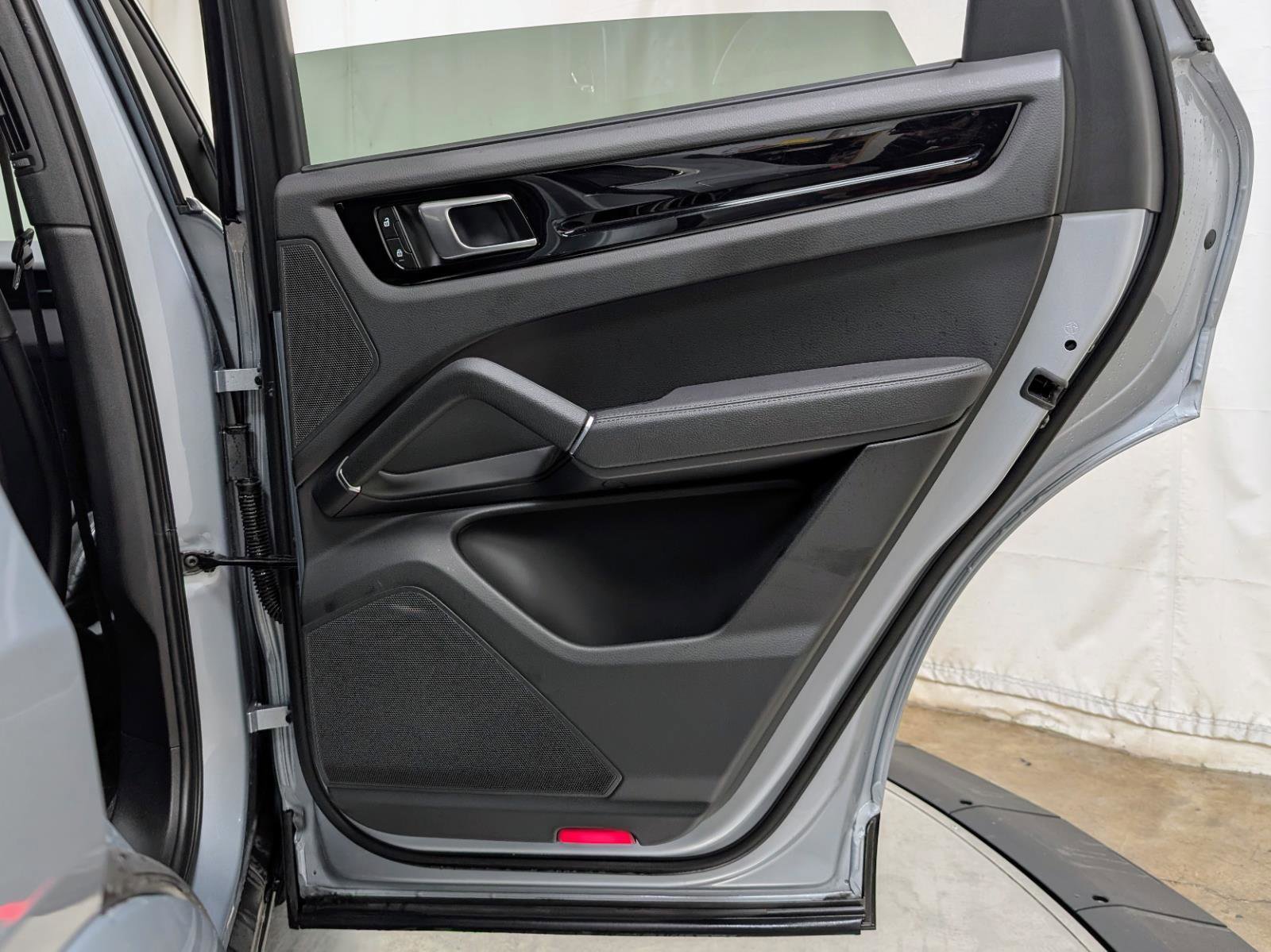 Used 2023 Porsche Cayenne Platinum Edition image 21