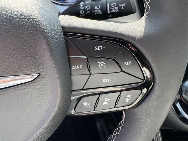 Used 2025 Chrysler Pacifica Limited FWD image 11