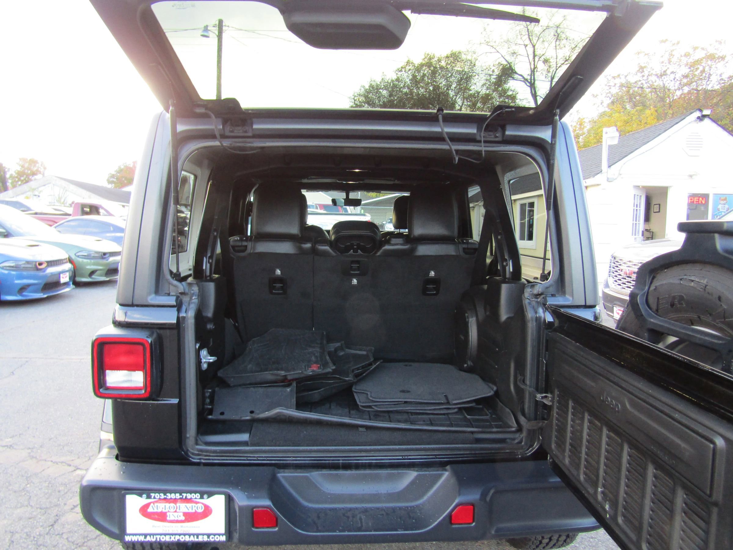 Used 2018 Jeep Wrangler Unlimited Sahara image 12