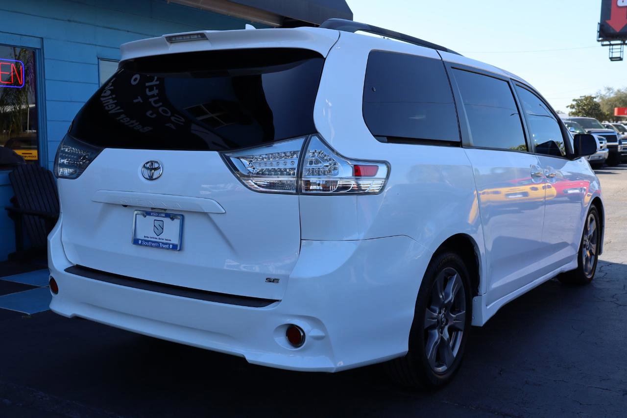 Used 2018 Toyota Sienna SE w/ SE Preferred Package FWD image 4
