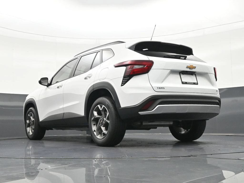 Used 2025 Chevrolet Trax LT FWD image 25