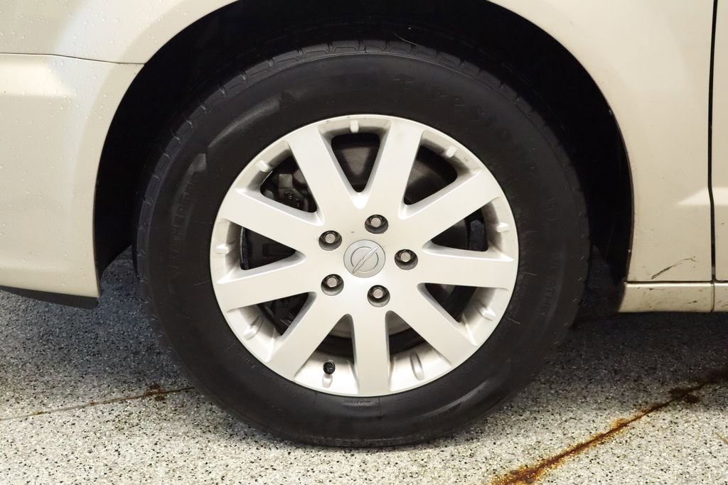 Used 2014 Chrysler Town & Country Touring FWD image 11