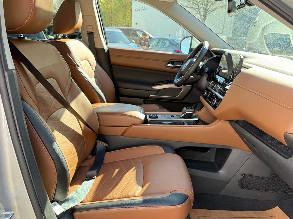 Used 2024 Nissan Pathfinder Platinum w/ Cargo Package AWD/4WD image 27