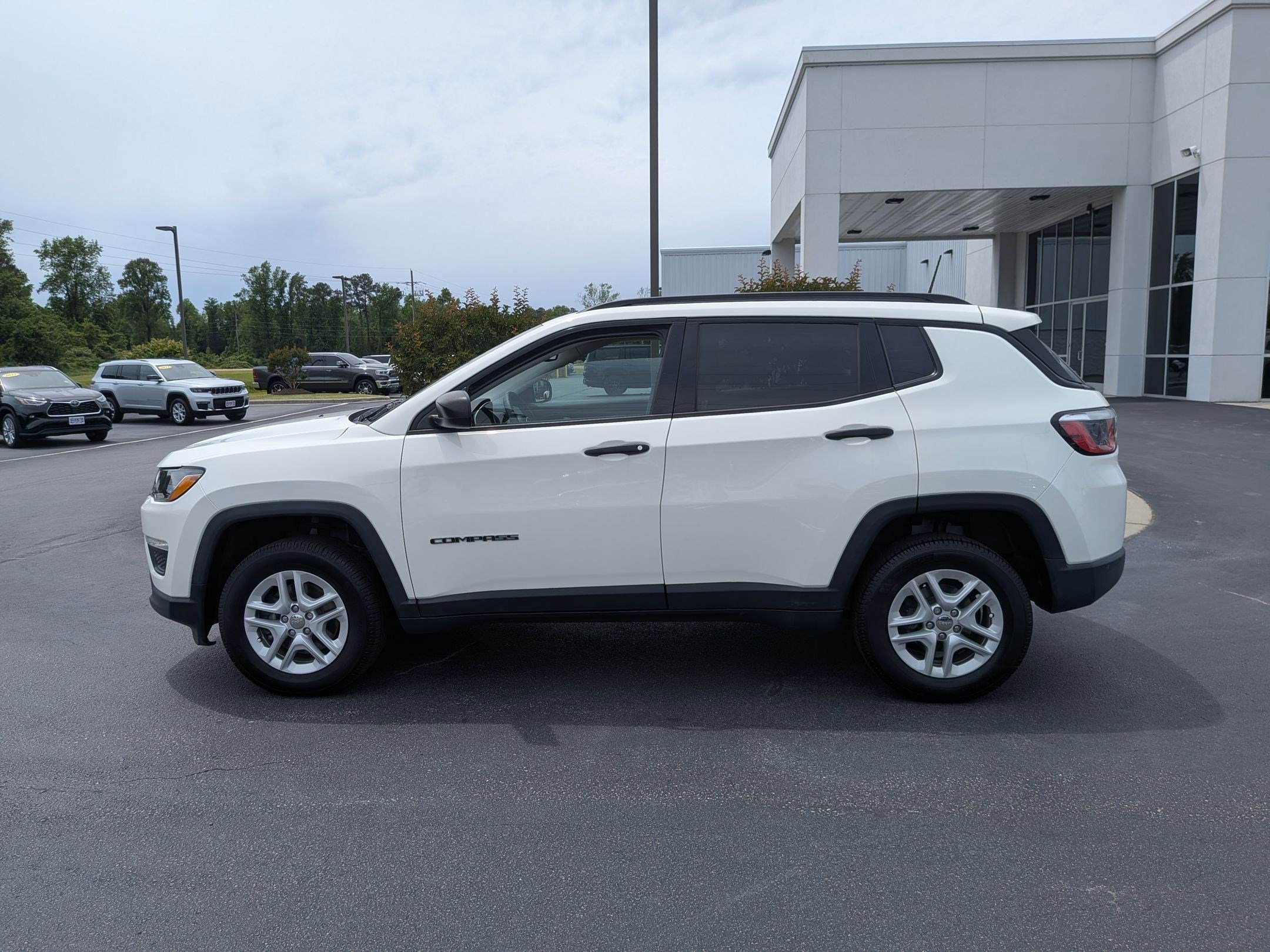 Used 2017 Jeep Compass Sport w/ Cold Weather Group AWD/4WD image 8