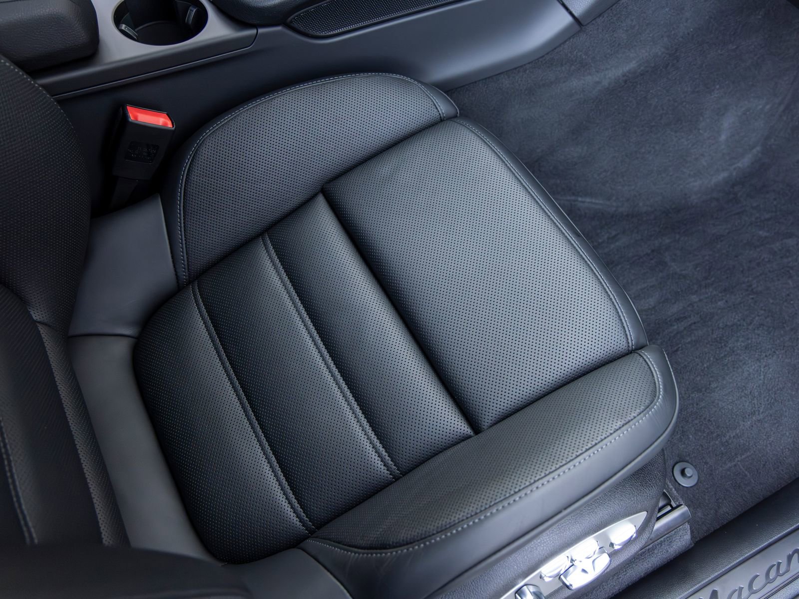 Certified 2025 Porsche Macan AWD/4WD image 52