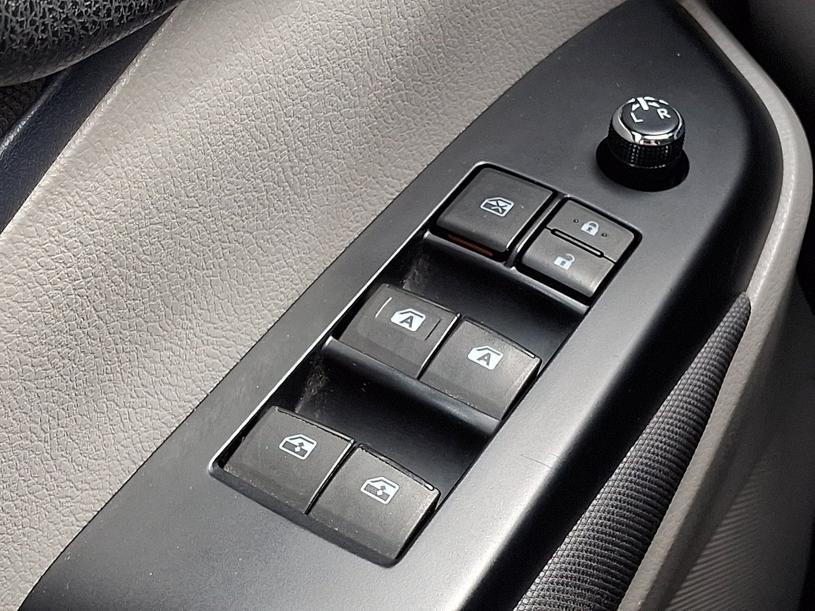 Used 2016 Toyota Highlander LE AWD/4WD image 24