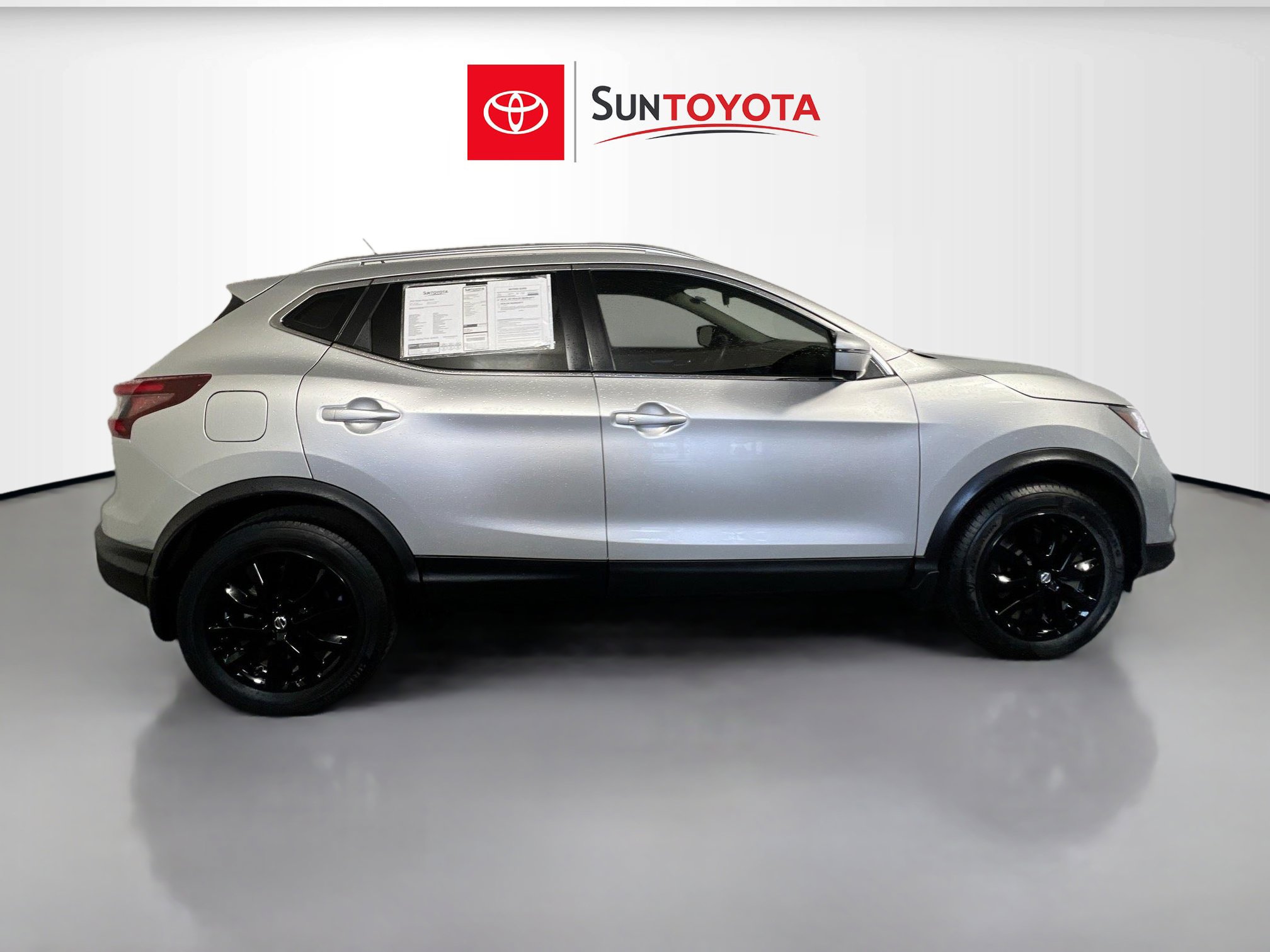 Used 2022 Nissan Rogue Sport SV w/ Technology Package image 2