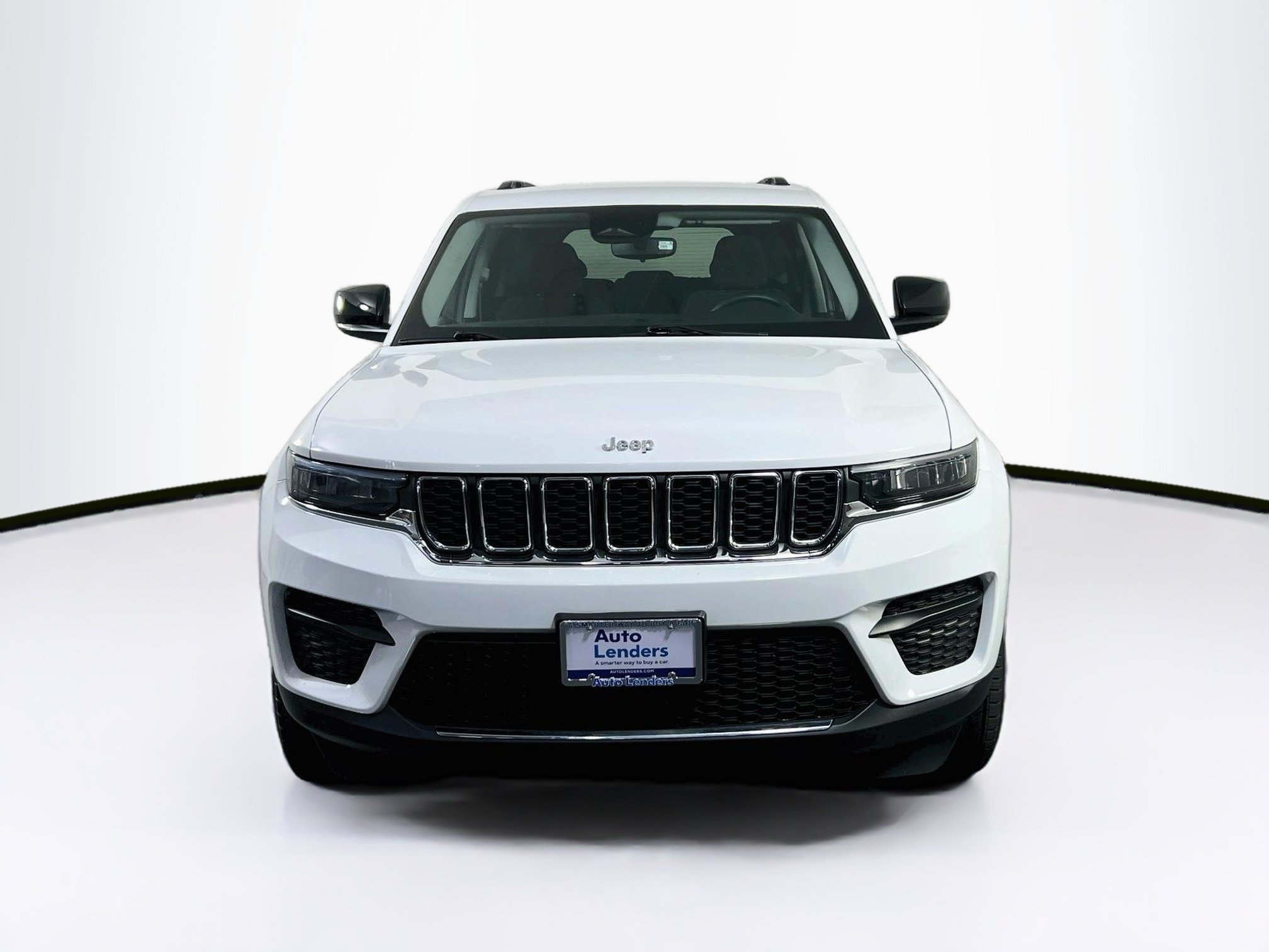 Used 2023 Jeep Grand Cherokee Laredo AWD/4WD image 2