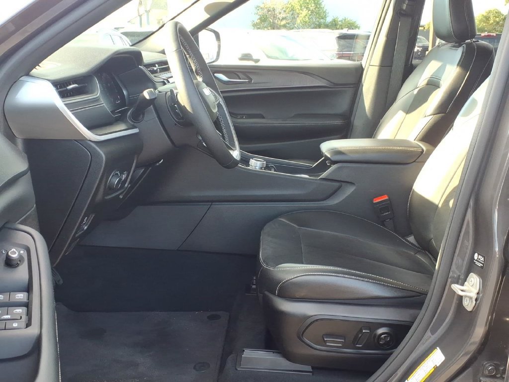 Used 2024 Jeep Grand Cherokee Altitude AWD/4WD image 4