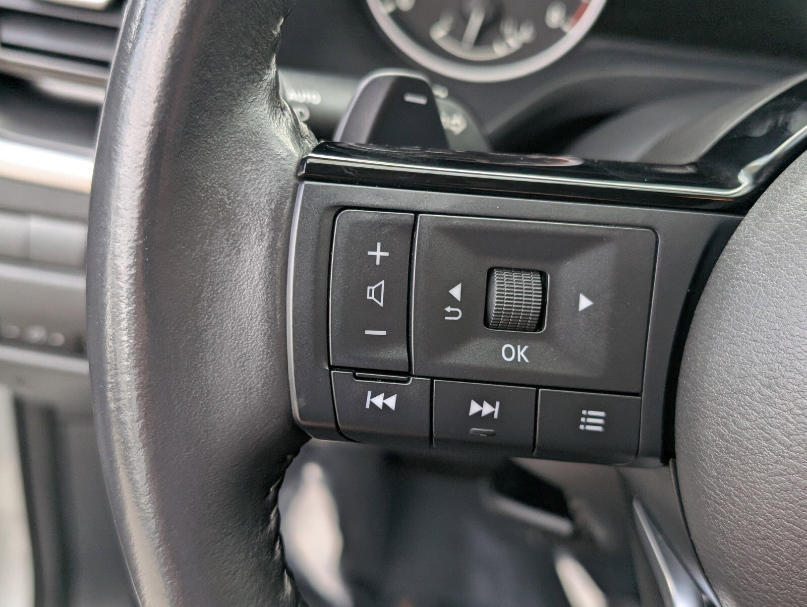 Used 2022 Nissan Rogue SV w/ SV Premium Package image 31