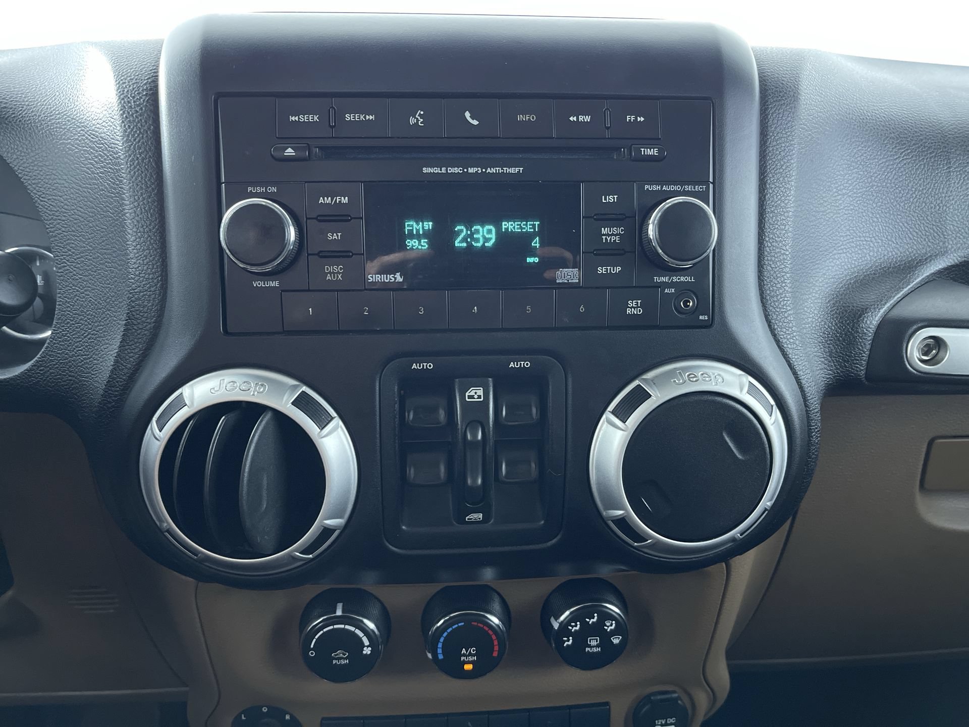 Used 2012 Jeep Wrangler Unlimited Sahara w/ Connectivity Group AWD/4WD image 18