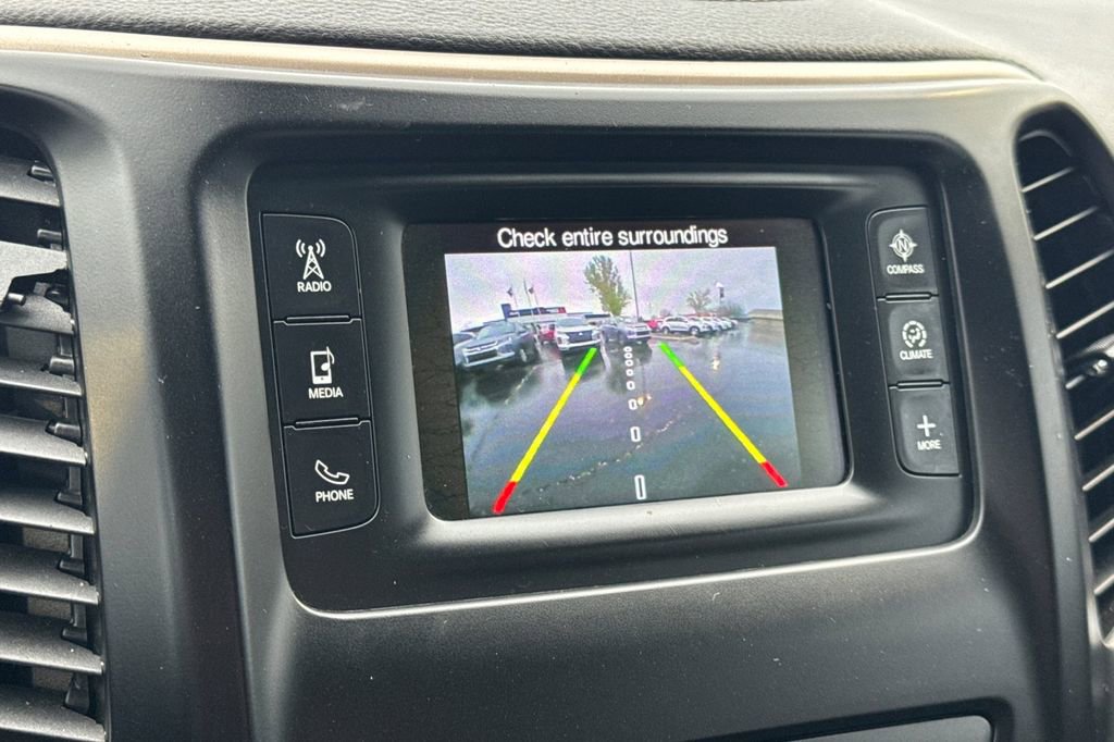 Used 2017 Jeep Cherokee Latitude FWD image 19