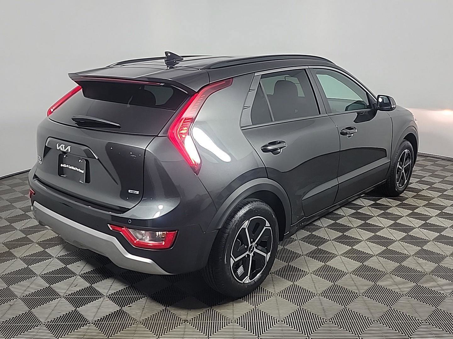 Used 2025 Kia Niro EX image 4