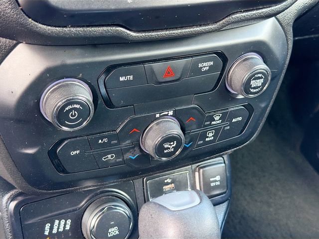 Used 2019 Jeep Renegade Latitude w/ Cold Weather Group image 15