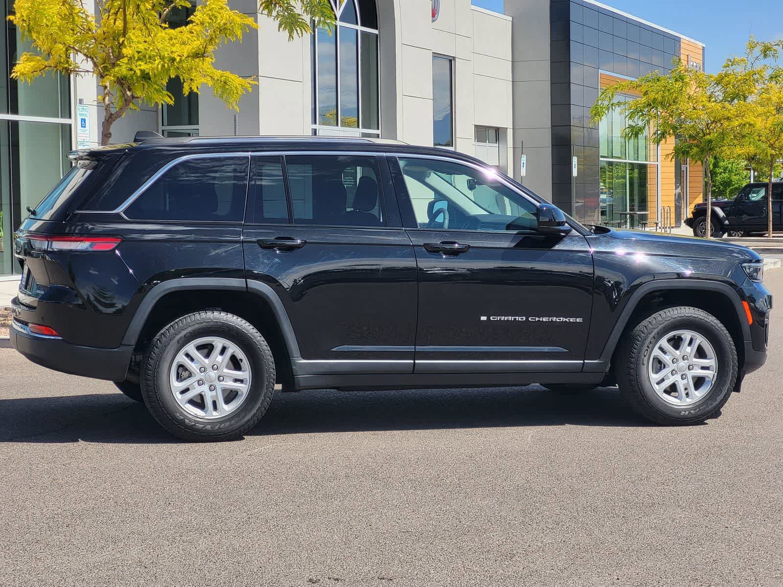 Used 2023 Jeep Grand Cherokee Laredo w/ Luxury Tech Group I AWD/4WD image 4