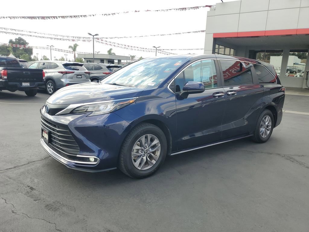 Used 2022 Toyota Sienna XLE image 7