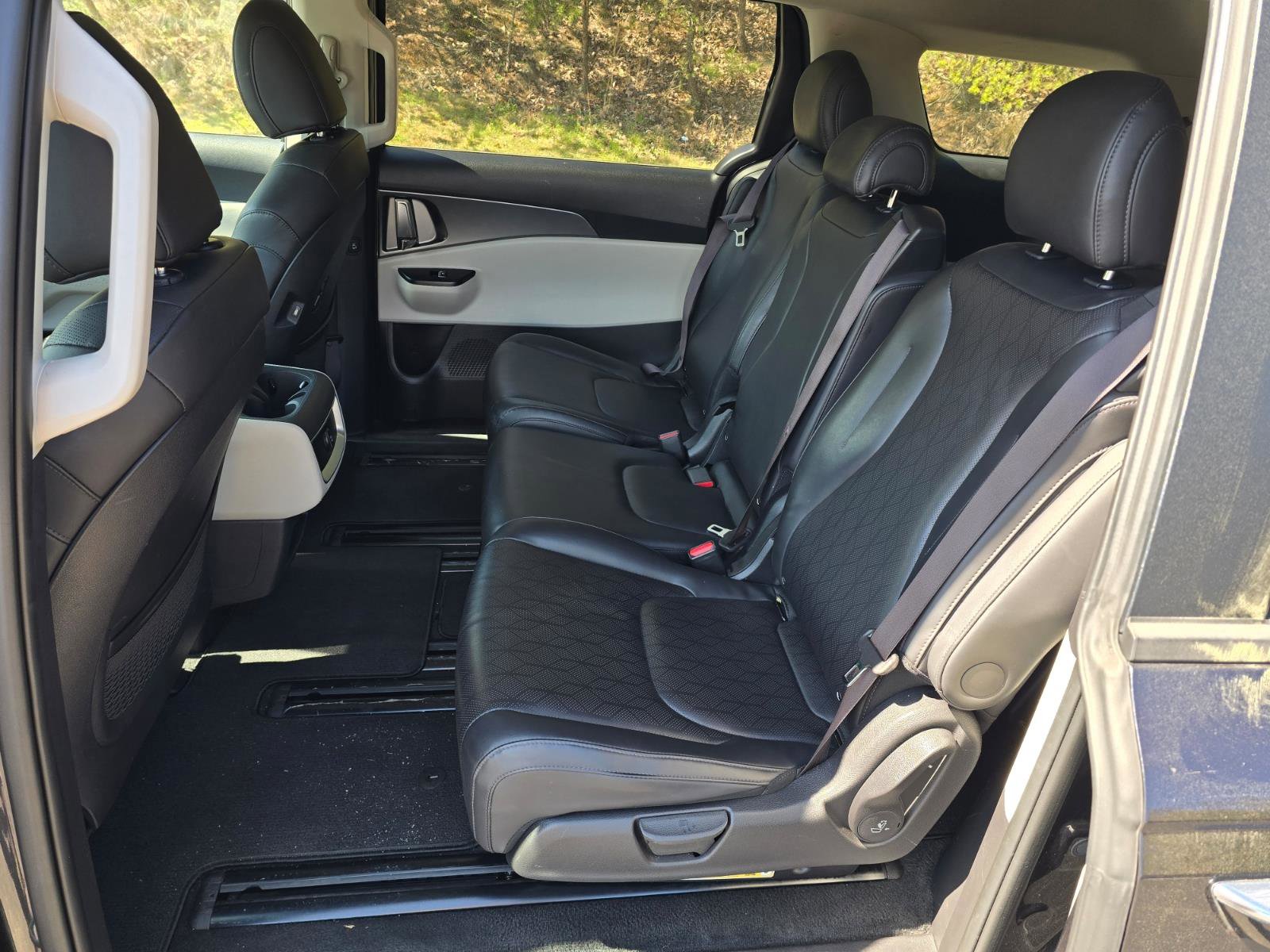 Used 2024 Kia Carnival LX image 11