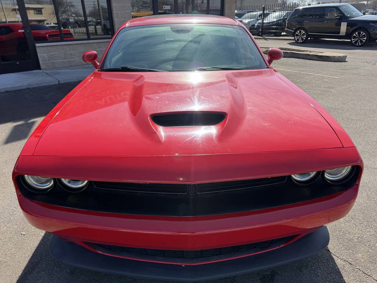Used 2015 Dodge Challenger SRT image 2