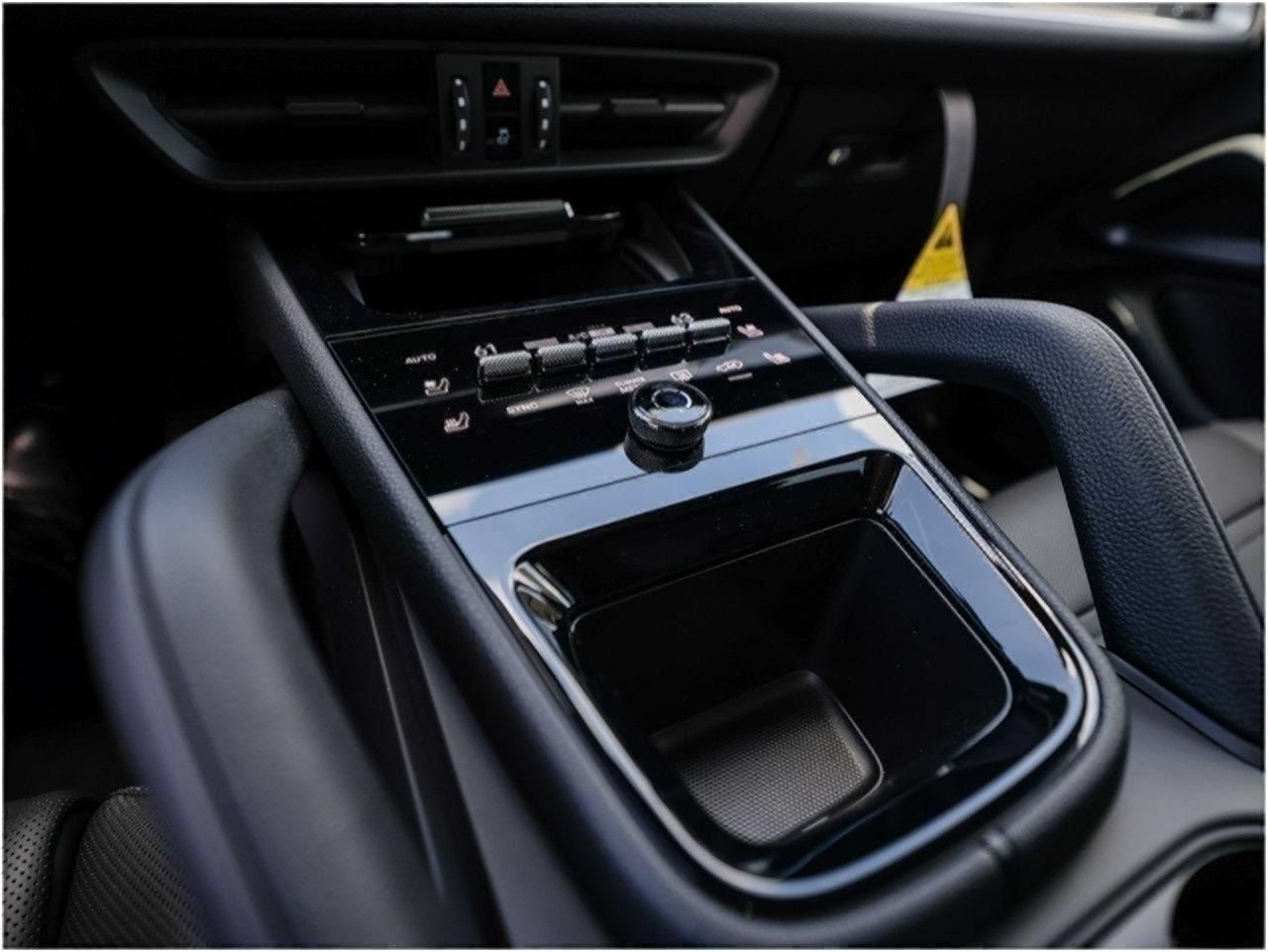 Certified 2025 Porsche Cayenne Coupe AWD/4WD image 20