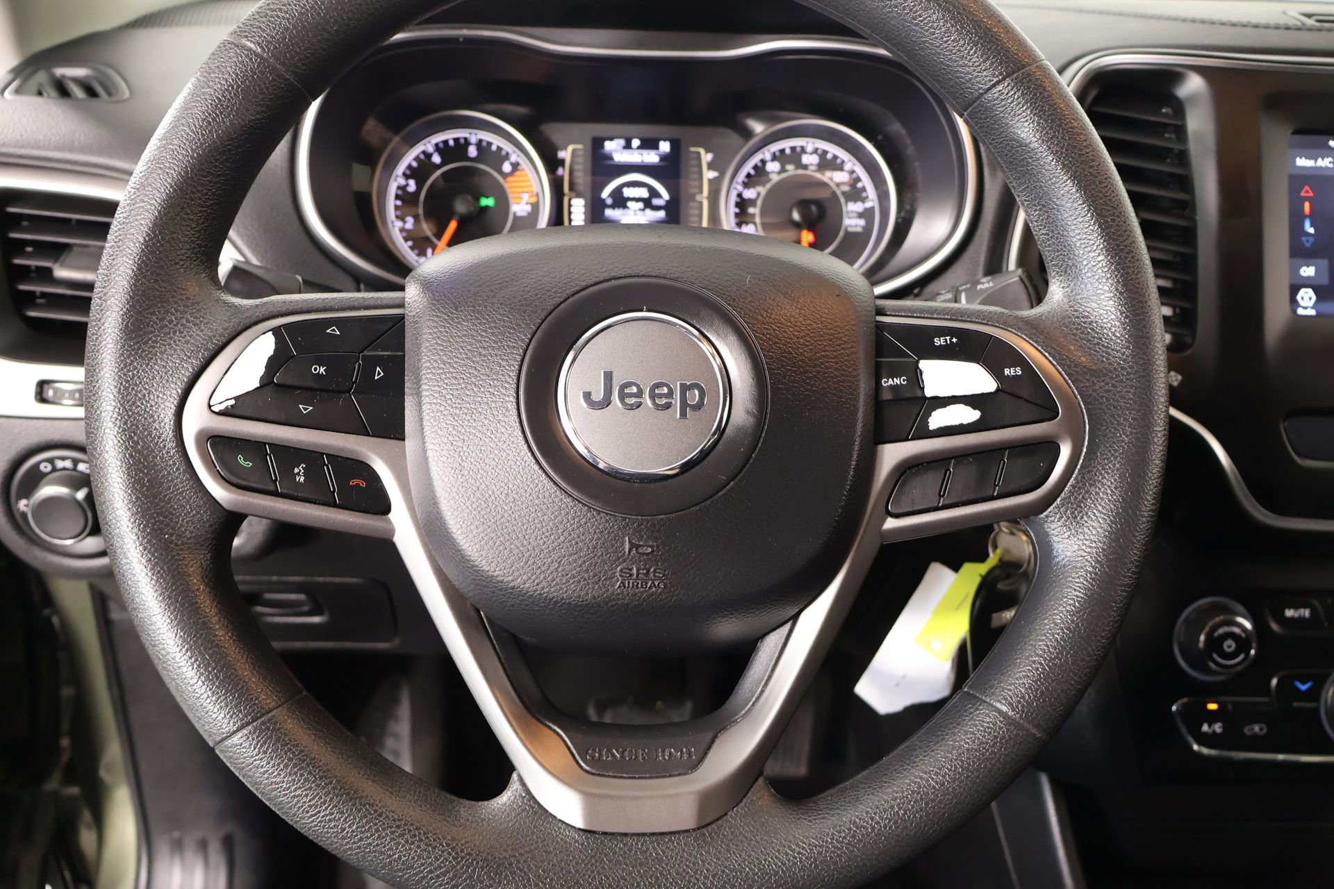 Used 2020 Jeep Cherokee Latitude FWD image 3