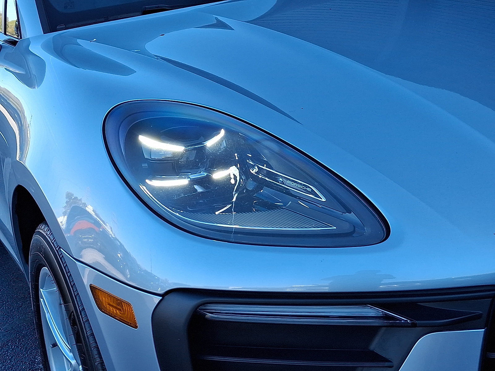 Certified 2025 Porsche Macan AWD/4WD image 11