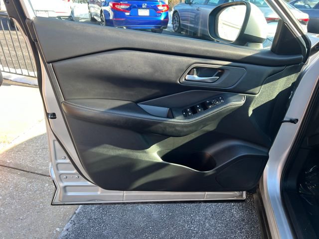 Used 2024 Nissan Rogue SV image 16