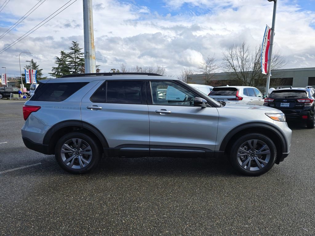 Used 2022 Ford Explorer XLT w/ Equipment Group 202A image 4