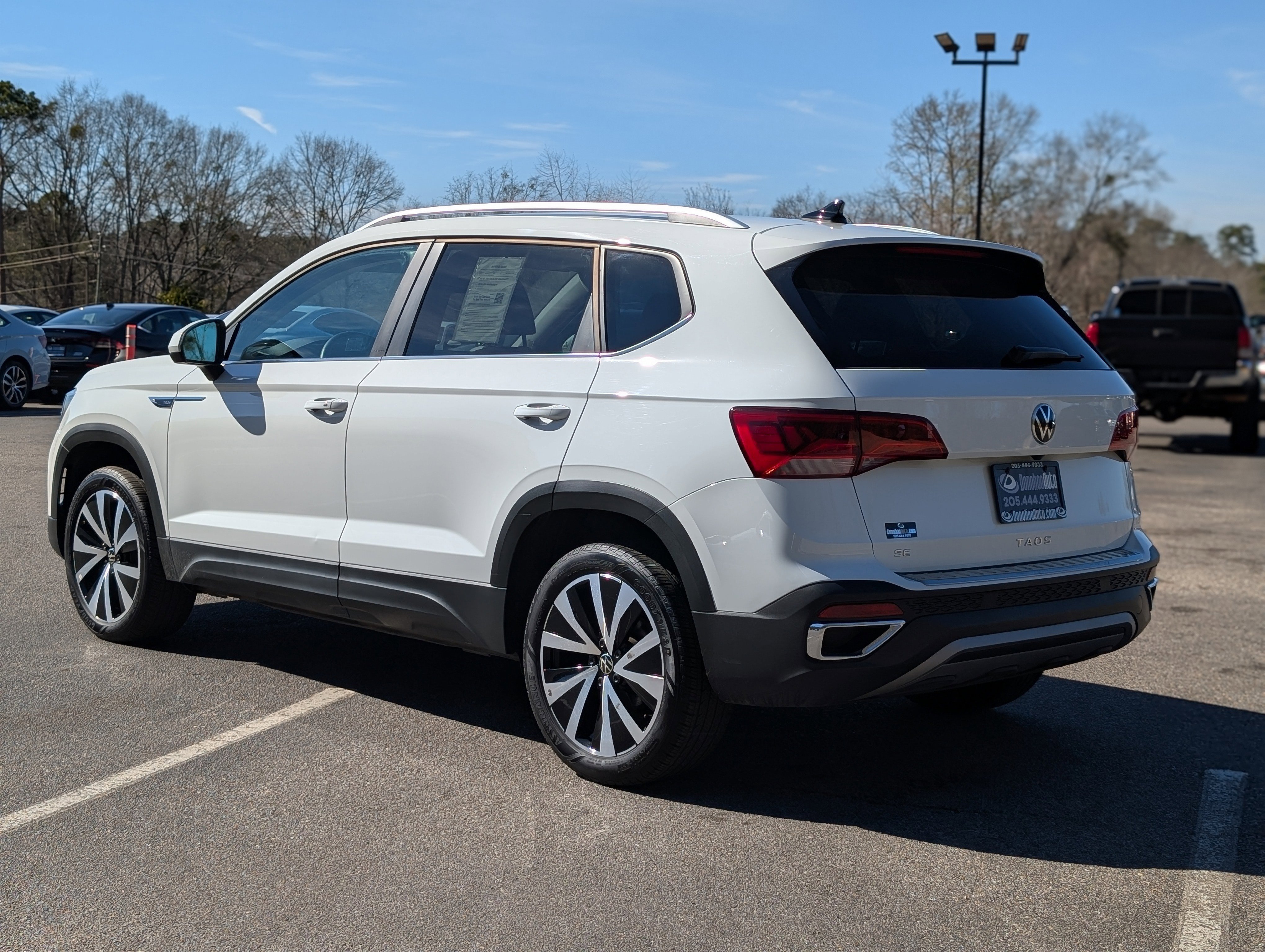 Used 2024 Volkswagen Taos SE w/ MDO Package FWD image 7