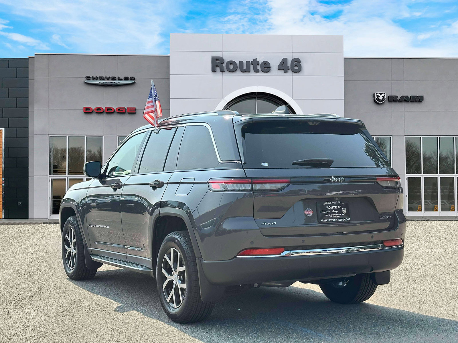 Used 2023 Jeep Grand Cherokee Limited w/ Luxury Tech Group II AWD/4WD image 4