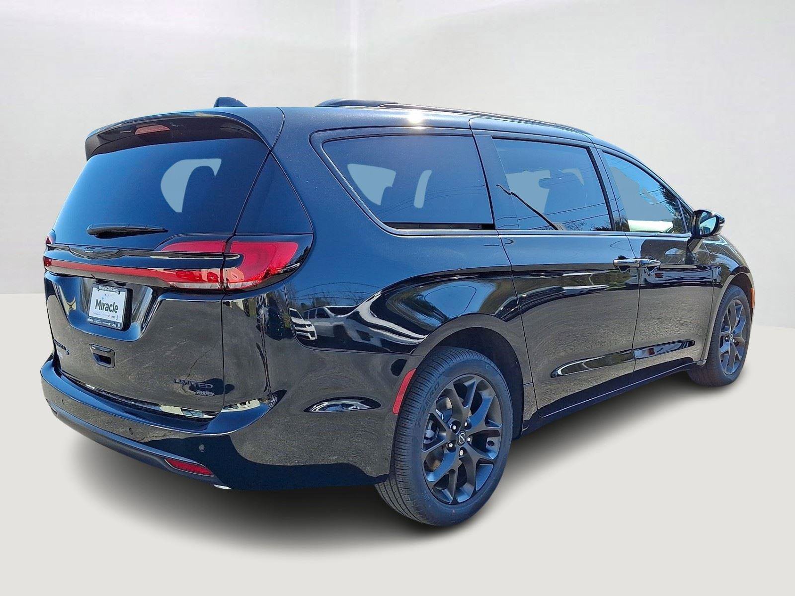 New 2026 Chrysler Pacifica Limited w/ S Appearance Package AWD/4WD image 3