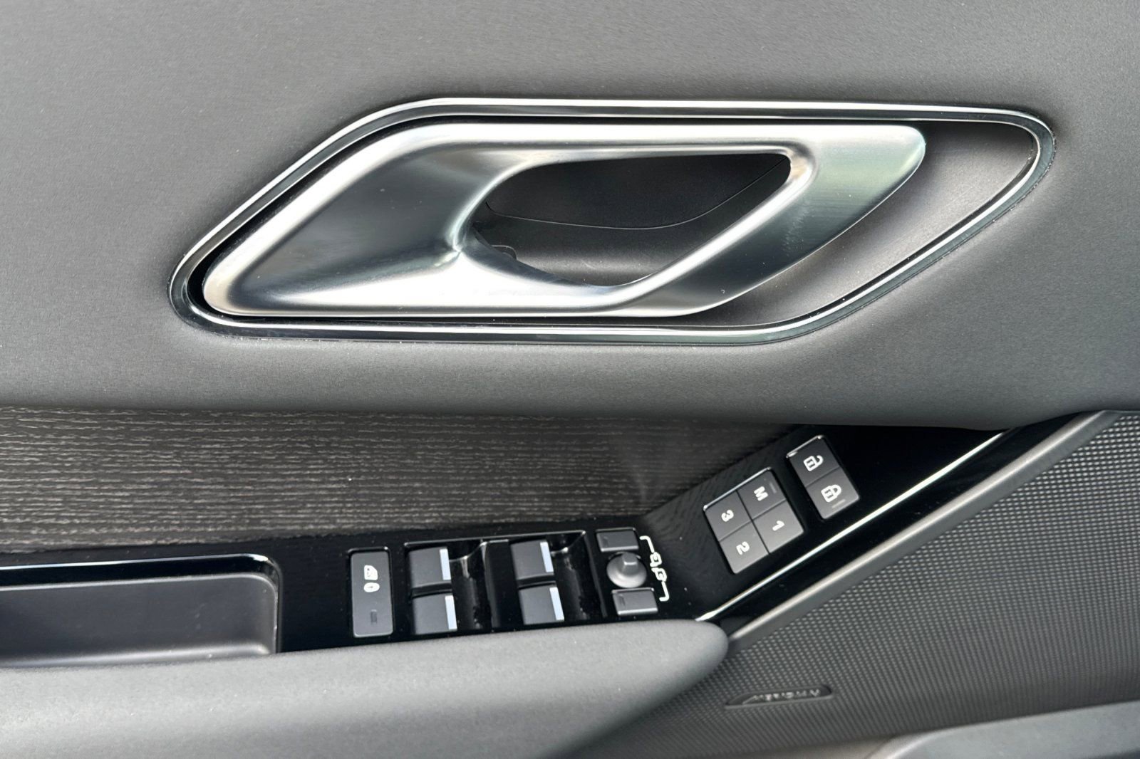 Used 2025 Land Rover Range Rover Velar Dynamic SE image 10